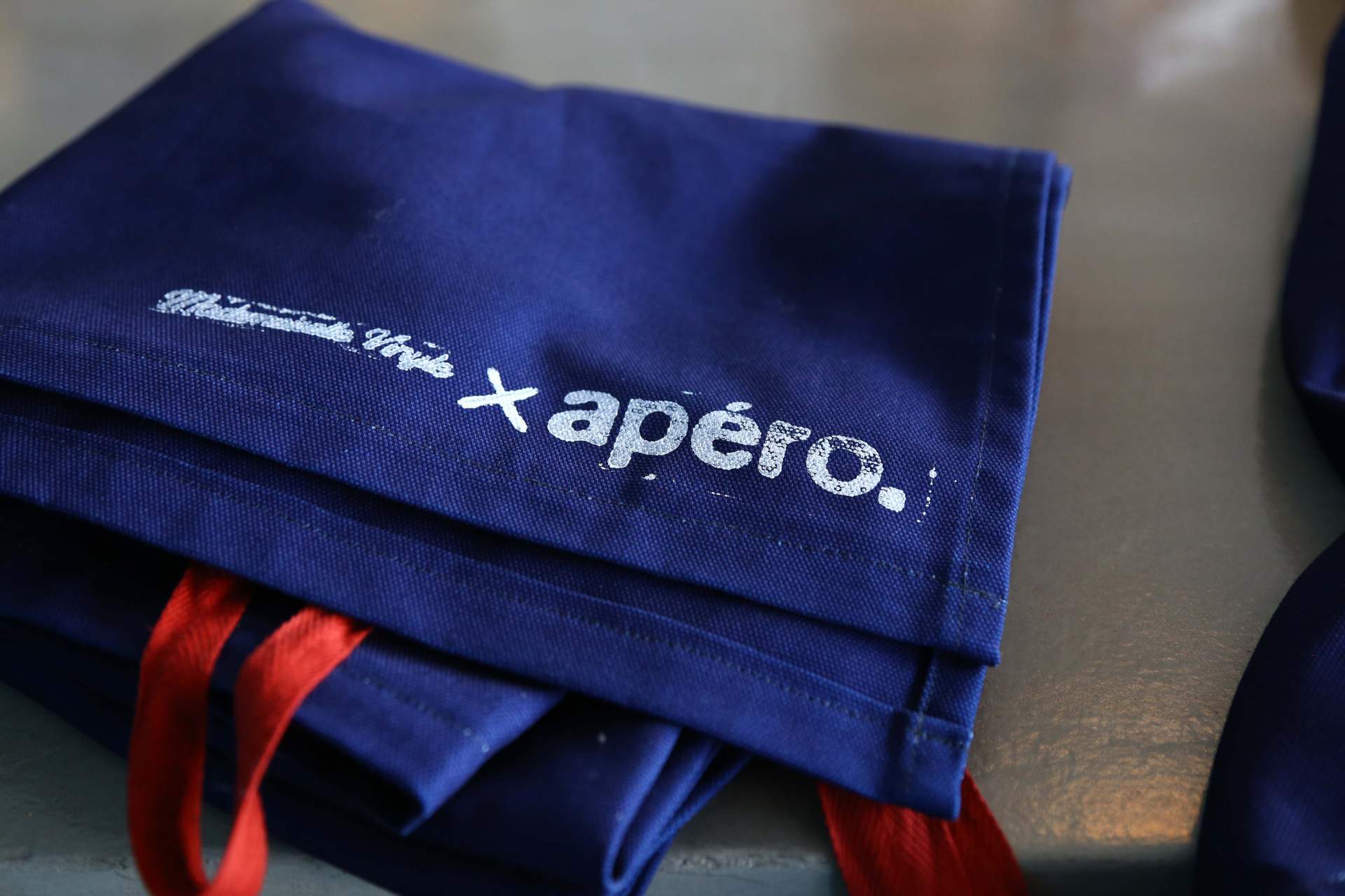 apéro. x Mademoiselle Vinyle customized Apron !- アペロ ワインバー / オーガニックワインxフランス家庭料理 - 東京都港区南青山3-4-6 / apéro WINEBAR - vins et petits plats français - 2016 apéro. x Mademoiselle Vinyle customized Apron !- アペロ ワインバー / オーガニックワインxフランス家庭料理 - 東京都港区南青山3-4-6 / apéro WINEBAR - vins et petits plats français - 2016