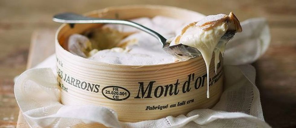 Mont D'or, one spoon of Jura fresh best cheese. - アペロ ワインバー / オーガニックワインxフランス家庭料理 - 東京都港区南青山3-4-6 / apéro WINEBAR - vins et petits plats français - 2016 Mont D'or, one spoon of Jura fresh best cheese. - アペロ ワインバー / オーガニックワインxフランス家庭料理 - 東京都港区南青山3-4-6 / apéro WINEBAR - vins et petits plats français - 2016