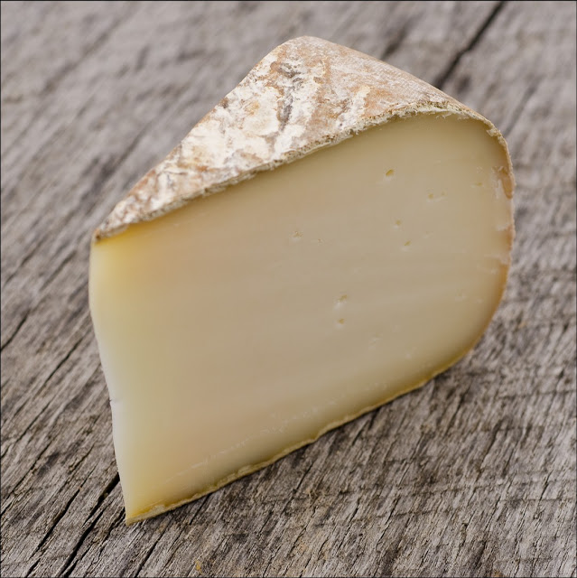 Tomme de Brebis du Larzac - Sheep cheese - アペロ ワインバー / オーガニックワインxフランス家庭料理 - 東京都港区南青山3-4-6 / apéro WINEBAR - vins et petits plats français - 2016 Tomme de Brebis du Larzac - Sheep cheese - アペロ ワインバー / オーガニックワインxフランス家庭料理 - 東京都港区南青山3-4-6 / apéro WINEBAR - vins et petits plats français - 2016